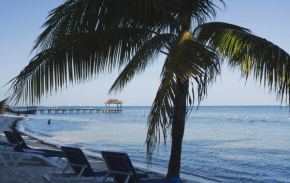 Front beach sharing condo next to Embarcadero Isla Mujeres